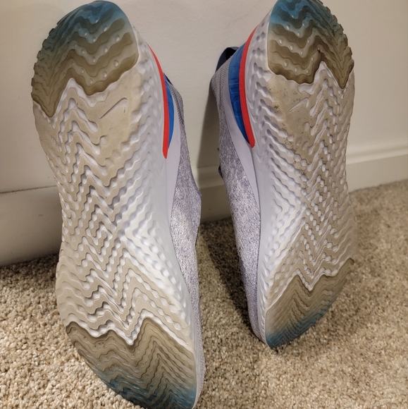 Nike skip on running shoes - Picture 3 of 4